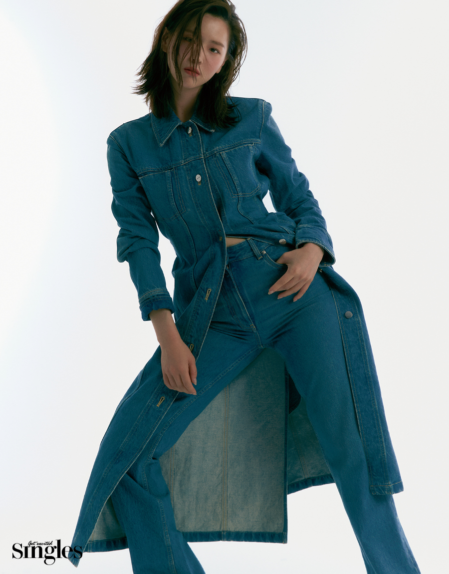 김지은이 페라가모의 데님 재킷과 팬츠를 착용하고 촬영한 싱글즈 화보